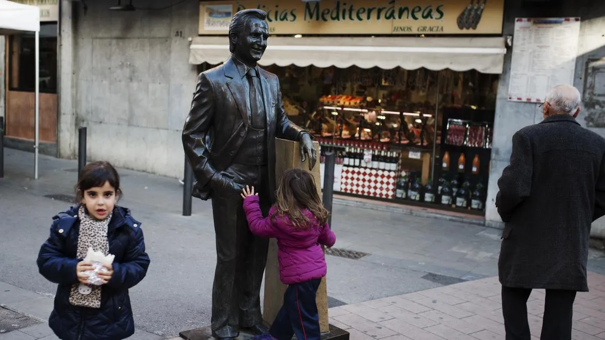 llegar a la estatua de Manolo Escobar en Badalona